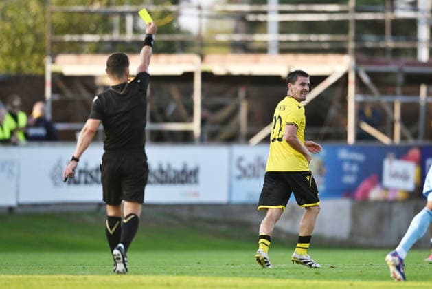 HÄLLEVIK, SVERIGE 20260804 Mjällbys Jesper Gustavsson far gult kort, en varning, under tisdagens kval till Champions League, omgang 3, match 1 av 2, mellan Mjällby AIF och SK Slovan Bratislava pa Strandvallen. HÄLLEVIK SVERIGE x10760x *** HÄLLEVIK, SWEDEN 20260804 Mjällby s Jesper Gustavsson received a yellow card—a warning—during Tuesday s Champions League qualifier, Round 3, Game 1 of 2, between Mjällby AIF and SK Slovan Bratislava at Strandvallen in HÄLLEVIK, SWEDEN x10760x  Copyright: xPatricxSöderström TTx CHAMPIONS LEAGUE MJÄLLBY-BRATISLAVA