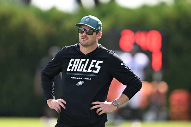 PHILADELPHIA, PA - AUGUST 04: Philadelphia Eagles offensive coordinator Sean Mannion looks on during the Philadelphia Eagles training camp on August 4th, 2026 at Jefferson Health Training Center in Philadelphia, PA. (Photo by Terence Lewis Icon Sportswire) NFL, American Football Herren, USA AUG 04 Eagles Training Camp EDITORIAL USE ONLY Icon260804002