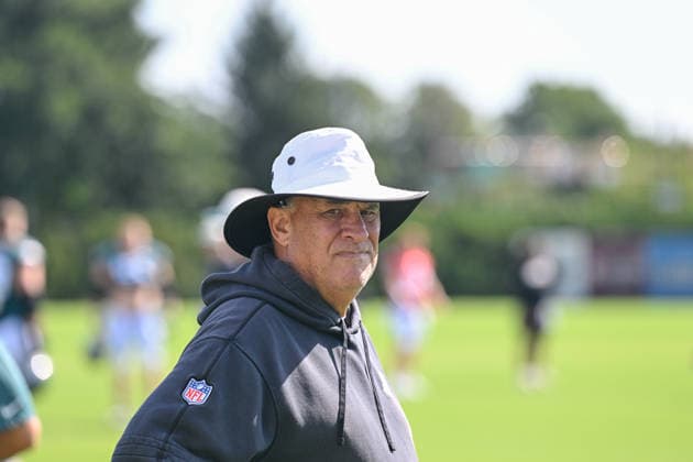 PHILADELPHIA, PA - AUGUST 04: Philadelphia Eagles offensive defensive Vic Fangio looks on during the Philadelphia Eagles training camp on August 4th, 2026 at Jefferson Health Training Center in Philadelphia, PA. (Photo by Terence Lewis Icon Sportswire) NFL, American Football Herren, USA AUG 04 Eagles Training Camp EDITORIAL USE ONLY Icon260804003