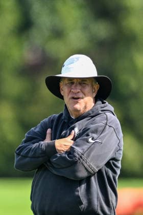 PHILADELPHIA, PA - AUGUST 04: Philadelphia Eagles offensive defensive Vic Fangio looks on during the Philadelphia Eagles training camp on August 4th, 2026 at Jefferson Health Training Center in Philadelphia, PA. (Photo by Terence Lewis Icon Sportswire) NFL, American Football Herren, USA AUG 04 Eagles Training Camp EDITORIAL USE ONLY Icon260804004