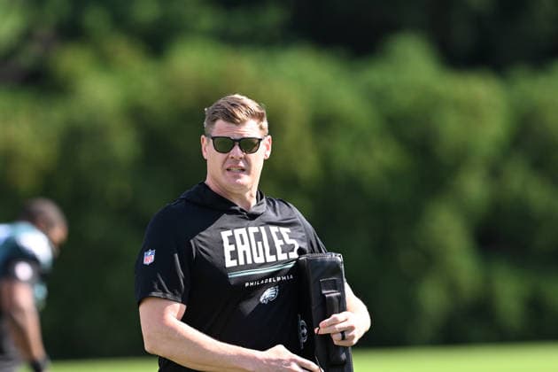 PHILADELPHIA, PA - AUGUST 04: Philadelphia Eagles offensive line coach Chris Kuper is shown during the Philadelphia Eagles training camp on August 4th, 2026 at Jefferson Health Training Center in Philadelphia, PA. (Photo by Terence Lewis Icon Sportswire) NFL, American Football Herren, USA AUG 04 Eagles Training Camp EDITORIAL USE ONLY Icon260804005
