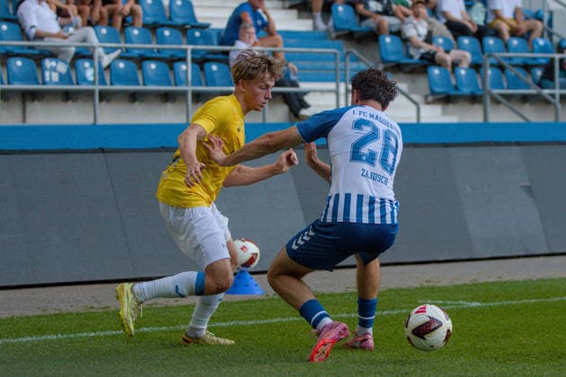 04.08.2026 Fußball Herren 2026 2027 Regionalliga Nordost 3. Spieltag 1. FC Magdeburg II - FSV 63 Luckenwalde Avnet Arena Magdeburg Julian Mätzke (Luckenwalde, 11, gelb) legt den Ball an Marcel Zajusch (Magdeburg, 28, blau-weiß) vorbei. Magdeburg Sachsen-Anhalt Deutschland *** August 4, 2026 Men s Soccer 2026–2027 Northeast Regional League, Matchday 3: FC Magdeburg II vs. FSV 63 Luckenwalde at Avnet Arena, Magdeburg; Julian Mätzke (Luckenwalde), 11, yellow, sets up the ball for Marcel Zajusch, Magdeburg, 28, blue and white, misses the goal. Magdeburg, Saxony-Anhalt, Germany