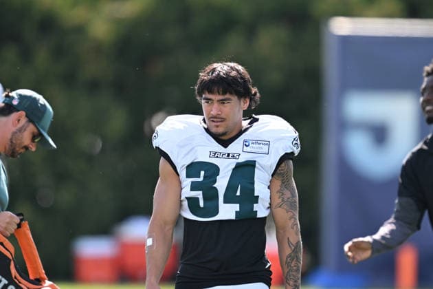 PHILADELPHIA, PA - AUGUST 04: Philadelphia Eagles cornerback Kapena Gushiken 34 looks on during the Philadelphia Eagles training camp on August 4th, 2026 at Jefferson Health Training Center in Philadelphia, PA. (Photo by Terence Lewis Icon Sportswire) NFL, American Football Herren, USA AUG 04 Eagles Training Camp EDITORIAL USE ONLY Icon260804011