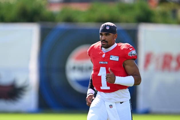 PHILADELPHIA, PA - AUGUST 04: Philadelphia Eagles quarterback Jalen Hurts 1 is shown during the Philadelphia Eagles training camp on August 4th, 2026 at Jefferson Health Training Center in Philadelphia, PA. (Photo by Terence Lewis Icon Sportswire) NFL, American Football Herren, USA AUG 04 Eagles Training Camp EDITORIAL USE ONLY Icon260804016