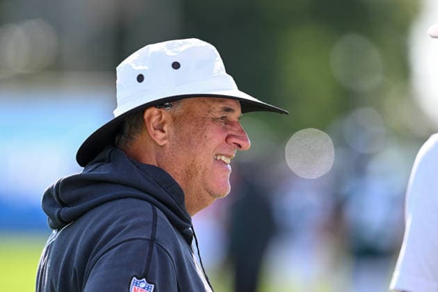 PHILADELPHIA, PA - AUGUST 04: Philadelphia Eagles offensive defensive Vic Fangio looks on during the Philadelphia Eagles training camp on August 4th, 2026 at Jefferson Health Training Center in Philadelphia, PA. (Photo by Terence Lewis Icon Sportswire) NFL, American Football Herren, USA AUG 04 Eagles Training Camp EDITORIAL USE ONLY Icon260804017
