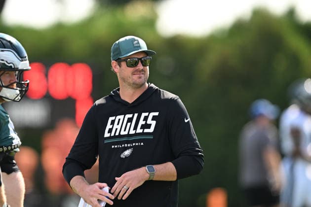 PHILADELPHIA, PA - AUGUST 04: Philadelphia Eagles offensive coordinator Sean Mannion looks on during the Philadelphia Eagles training camp on August 4th, 2026 at Jefferson Health Training Center in Philadelphia, PA. (Photo by Terence Lewis Icon Sportswire) NFL, American Football Herren, USA AUG 04 Eagles Training Camp EDITORIAL USE ONLY Icon260804018
