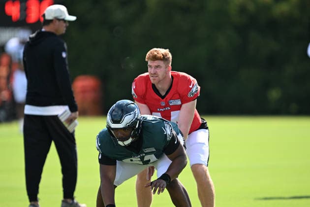 PHILADELPHIA, PA - AUGUST 04: Philadelphia Eagles quarterback Andy Daulton 14 runs a drill during the Philadelphia Eagles training camp on August 4th, 2026 at Jefferson Health Training Center in Philadelphia, PA. (Photo by Terence Lewis Icon Sportswire) NFL, American Football Herren, USA AUG 04 Eagles Training Camp EDITORIAL USE ONLY Icon260804019