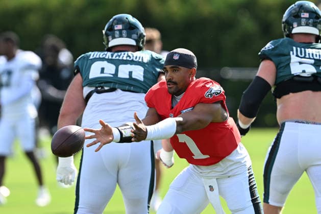 PHILADELPHIA, PA - AUGUST 04: Philadelphia Eagles quarterback Jalen Hurts 1 runs a drill during the Philadelphia Eagles training camp on August 4th, 2026 at Jefferson Health Training Center in Philadelphia, PA. (Photo by Terence Lewis Icon Sportswire) NFL, American Football Herren, USA AUG 04 Eagles Training Camp EDITORIAL USE ONLY Icon260804021