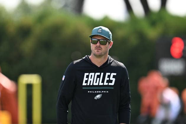 PHILADELPHIA, PA - AUGUST 04: Philadelphia Eagles offensive coordinator Sean Mannion looks on during the Philadelphia Eagles training camp on August 4th, 2026 at Jefferson Health Training Center in Philadelphia, PA. (Photo by Terence Lewis Icon Sportswire) NFL, American Football Herren, USA AUG 04 Eagles Training Camp EDITORIAL USE ONLY Icon260804027
