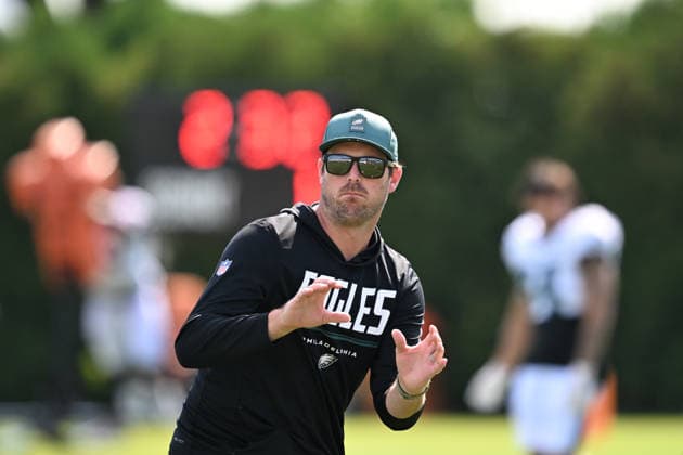 PHILADELPHIA, PA - AUGUST 04: Philadelphia Eagles offensive coordinator Sean Mannion looks on during the Philadelphia Eagles training camp on August 4th, 2026 at Jefferson Health Training Center in Philadelphia, PA. (Photo by Terence Lewis Icon Sportswire) NFL, American Football Herren, USA AUG 04 Eagles Training Camp EDITORIAL USE ONLY Icon260804028