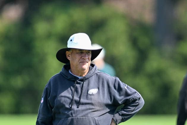 PHILADELPHIA, PA - AUGUST 04: Philadelphia Eagles offensive defensive Vic Fangio looks on during the Philadelphia Eagles training camp on August 4th, 2026 at Jefferson Health Training Center in Philadelphia, PA. (Photo by Terence Lewis Icon Sportswire) NFL, American Football Herren, USA AUG 04 Eagles Training Camp EDITORIAL USE ONLY Icon260804033