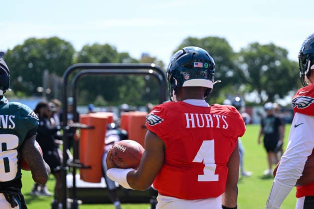 PHILADELPHIA, PA - AUGUST 04: Philadelphia Eagles quarterback Jalen Hurts 1 watches the team run a drill during the Philadelphia Eagles training camp on August 4th, 2026 at Jefferson Health Training Center in Philadelphia, PA. (Photo by Terence Lewis Icon Sportswire) NFL, American Football Herren, USA AUG 04 Eagles Training Camp EDITORIAL USE ONLY Icon260804049