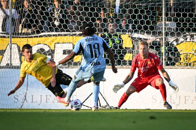 HÄLLEVIK, SWEDEN 20260804 Bratsilava s Manasse Kianga (center, right) celebrates after scoring during the UEFA Champions League third qualifying round, 1st leg soccer match between Mjallby AIF and SK Slovan Bratislava at Strandvallen in Hallevik, Sweden, on Aug. 4, 2026. HÄLLEVIK SWEDEN x10760x *** HÄLLEVIK, SWEDEN Aug. 4, 2026 Manasse Kianga, center forward for Bratislava, celebrates after scoring during the first leg of the UEFA Champions League third qualifying round soccer match between Mjällby AIF and SK Slovan Bratislava at Strandvallen in Hällevik, Sweden, on Aug. 4, 2026 HÄLLEVIK SWEDEN x10760x  Copyright: xPatricxSöderström TTx SWEDEN SOCCER CHAMPIONS LEAGUE MJALLBY-BRATISLAVA