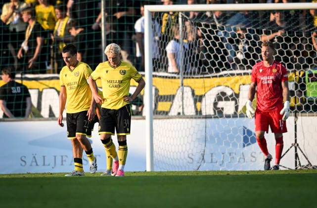 HÄLLEVIK, SWEDEN 20260804 Bratsilava s Manasse Kianga (center, right) celebrates after scoring during the UEFA Champions League third qualifying round, 1st leg soccer match between Mjallby AIF and SK Slovan Bratislava at Strandvallen in Hallevik, Sweden, on Aug. 4, 2026. HÄLLEVIK SWEDEN x10760x *** HÄLLEVIK, SWEDEN 20260804 Bratislava s Manasse Kianga (center, right) celebrates after scoring during the UEFA Champions League third qualifying round, first leg soccer match between Mjällby AIF and SK Slovan Bratislava at Strandvallen in Hällevik, Sweden, on Aug. 4, 2026 HÄLLEVIK SWEDEN x10760x  Copyright: xPatricxSöderström TTx SWEDEN SOCCER CHAMPIONS LEAGUE MJALLBY-BRATISLAVA