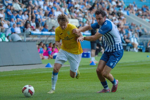 04.08.2026 Fußball Herren 2026 2027 Regionalliga Nordost 3. Spieltag 1. FC Magdeburg II - FSV 63 Luckenwalde Avnet Arena Magdeburg Julian Mätzke (Luckenwalde, 11, gelb) im Zweikampf mit Marcel Zajusch (Magdeburg, 28, blau-weiß). Magdeburg Sachsen-Anhalt Deutschland *** August 4, 2026 Men s Soccer 2026–2027 Northeast Regional League, Matchday 3: 1. FC Magdeburg II vs. FSV 63 Luckenwalde at Avnet Arena, Magdeburg; Julian Mätzke (Luckenwalde), 11, yellow, in a tackle with Marcel Zajusch, Magdeburg, 28, blue and white, Magdeburg, Saxony-Anhalt, Germany