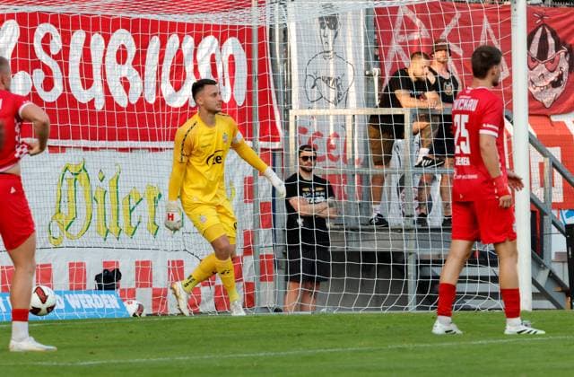 CFC vs FSV Zwickau 04.08.2026 Chemnitz, eins Stadion- An der Gellertstrasse, Fussball, Regionalliga Nordost 2026 2027, 3. Spieltag , CFC, CFC vs FSV Zwickau Tor für den CFC durch Jonas Marx, Lucas Hiemann im Zwickauer Tor geschlagen Chemnitz Sachsen BRD *** CFC vs. FSV Zwickau, August 4, 2026, Chemnitz, eins Stadium on Gellertstrasse, Sports, Soccer, Northeast Regional League 2026–2027, Matchday 3, CFC, CFC vs. FSV Zwickau: Goal for CFC by Jonas Marx; Lucas Hiemann scores against Zwickau. Chemnitz, Saxony, Germany