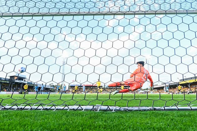 HÄLLEVIK, SWEDEN 20260804 Mjällby AIF s Elliot Stroud scores 1-0 on a penalty kick behind S. Bratislava s goalkeeper Dominik Takac during Tuesday s Champions League qualifier, round 3, match 1 of 2, between Mjällby AIF and SK Slovan Bratislava at Strandvallen. HÄLLEVIK SWEDEN x10760x *** HÄLLEVIK, SWEDEN, August 4, 2026 — Mjällby AIF’s Elliot Stroud scores the 1-0 goal on a penalty kick past SK Slovan Bratislava goalkeeper Dominik Takac during Tuesday’s Champions League qualifier, Round 3, Match 1 of 2, between Mjällby AIF and SK Slovan Bratislava at Strandvallen, HÄLLEVIK, SWEDEN x10760x  Copyright: xPatricxSöderström TT TTx CHAMPIONS LEAGUE MJÄLLBY-BRATISLAVA