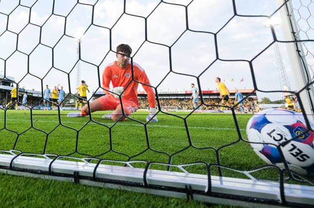 HÄLLEVIK, SVERIGE 20260804 Mjällby AIFs Elliot Stroud gör 1-0 pa straff bakom S. Bratislavas malvakt Dominik Takac under tisdagens kval till Champions League, omgang 3, match 1 av 2, mellan Mjällby AIF och SK Slovan Bratislava pa Strandvallen. HÄLLEVIK SVERIGE x10760x *** HÄLLEVIK, SWEDEN 20260804 Mjällby AIF s Elliot Stroud scores a penalty past SK Slovan Bratislava goalkeeper Dominik Takac during Tuesday s Champions League qualifier, Round 3, Match 1 of 2, between Mjällby AIF and SK Slovan Bratislava at Strandvallen in HÄLLEVIK, SWEDEN x10760x  Copyright: xPatricxSöderström TT TTx CHAMPIONS LEAGUE MJÄLLBY-BRATISLAVA