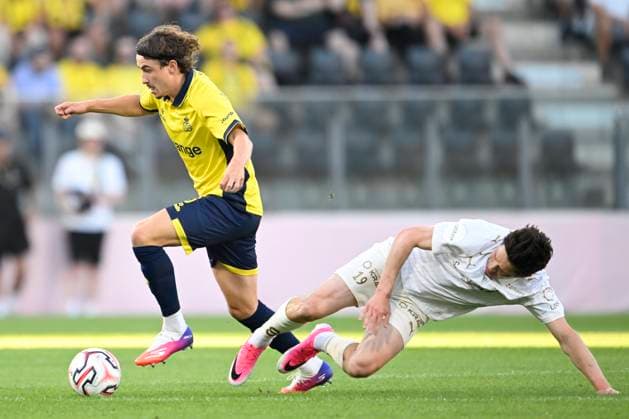 Royale Union Saint-Gilloise v Bodo Glimt - UEFA Champions League OOSTENDE, BELGIUM - AUGUST 04 : Van De Perre Kamiel midfielder of Royale Union Saint-Gilloise is challenged by Sondre Fet midfielder of FK Bodo Glimt during the UEFA Champions League 2026 27 third qualifying round first leg between Royale Union Saint-Gilloise and Bodo Glimt on August 4, 2026 in Oostende, Belgium, 04 08 2026 Oostende Belgium  Copyright: xNicoxVereeckenx