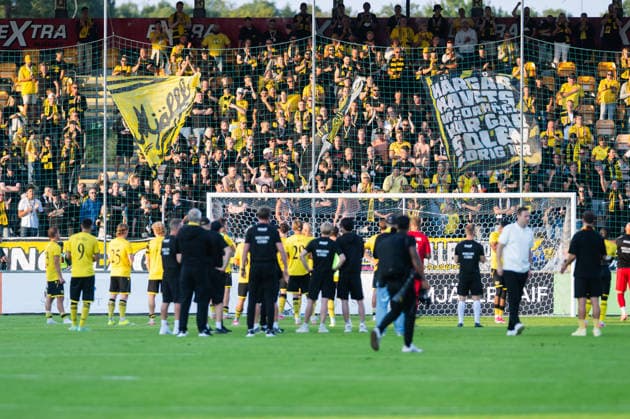 HÄLLEVIK, SVERIGE 20260804 Mjällby AIFs spelare tackar supportrarna under tisdagens kval till Champions League, omgang 3, match 1 av 2, mellan Mjällby AIF och SK Slovan Bratislava pa Strandvallen. HÄLLEVIK SVERIGE x10760x *** HÄLLEVIK, SWEDEN 20260804 Mjällby AIF players thank the fans during Tuesday s Champions League qualifier, Round 3, Match 1 of 2, between Mjällby AIF and SK Slovan Bratislava at Strandvallen in HÄLLEVIK, SWEDEN x10760x  Copyright: xPatricxSöderström TT TTx CHAMPIONS LEAGUE MJÄLLBY-BRATISLAVA