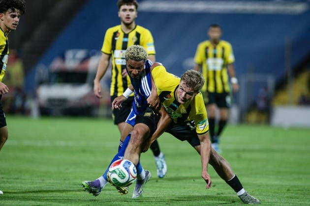 IPA87238465 - Levski s Armstrong Oko-fleks in action against Kairat s Jaakko Oksanen during the Champions League qualifying match between PFC Levski Sofia and FC Kairat Almaty at Vivacom Arena Georgi Asparuhov in Sofia, Bulgaria, on August 4, 2026  Copyright: xIvanxSxIvanov IPAxSportx xx 87238465