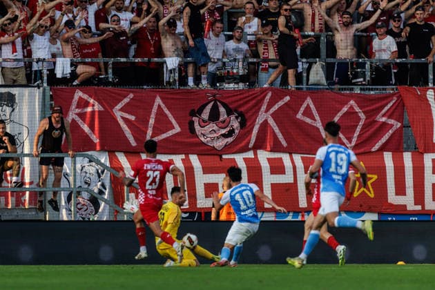 04.08.2026, GER, Regionalliga Nord-Ost, 3. Spieltag, Saison 2026 2027), Chemnitz, Chemnitzer FC - FSV Zwickau Domenico Alberico (Chemnitzer FC 10) im Zweikampf gegen Joshua Putze (FSV Zwickau 23) und Lucas Hiemann (FSV Zwickau 30)X Chemnitz eins-Stadion - An der Gellertstraße Sachsen Deutschland *** August 4, 2026, GER, Regionalliga Nord Ost, Matchday 3, 2026–2027 Season, Chemnitz, Chemnitzer FC vs. FSV Zwickau: Domenico Alberico (Chemnitzer FC 10) in a tackle against Joshua Putze (FSV Zwickau 23) and Lucas Hiemann (FSV Zwickau 30) at Chemnitz Eins Stadium, An der Gellertstraße, Saxony, Germany Copyright: xnordphotoxGmbHx xTrienitzx