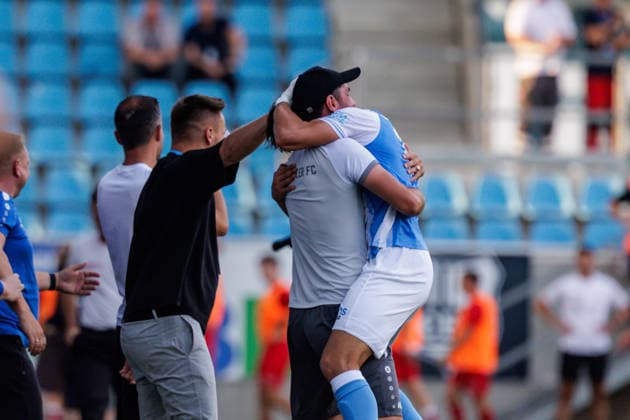 04.08.2026, GER, Regionalliga Nord-Ost, 3. Spieltag, Saison 2026 2027), Chemnitz, Chemnitzer FC - FSV Zwickau Jonas Marx (Chemnitzer FC 19) jubelt nach dem 2:0 mit Niklas Hoheneder (co Trainer Chemnitzer FC) und Tommy Haeder (Geschäftsführer Chemnitzer FC) Chemnitz eins-Stadion - An der Gellertstraße Sachsen Deutschland *** August 4, 2026, GER, Regionalliga Nord Ost, Matchday 3, 2026–2027 Season, Chemnitz, Chemnitzer FC vs. FSV Zwickau; Jonas Marx of Chemnitzer FC 19 celebrates after the 2–0 win with Niklas Hoheneder, assistant coach of Chemnitzer FC, and Tommy Haeder, managing director of Chemnitzer FC, at Chemnitz Eins Stadium on Gellertstraße, Saxony, Germany Copyright: xnordphotoxGmbHx xTrienitzx