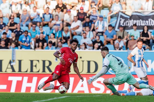 04.08.2026, GER, Regionalliga Nord-Ost, 3. Spieltag, Saison 2026 2027), Chemnitz, Chemnitzer FC - FSV Zwickau Cemal Sezer (FSV Zwickau 19) im Zweikampf gegen David Richter (Chemnitzer FC 1) Chemnitz eins-Stadion - An der Gellertstraße Sachsen Deutschland *** August 4, 2026, GER, Regionalliga Nord Ost, Matchday 3, 2026–2027 Season, Chemnitz, Chemnitzer FC vs. FSV Zwickau; Cemal Sezer of FSV Zwickau 19 in a tackle against David Richter; Chemnitzer FC 1; Chemnitz Eins Stadium; An der Gellertstraße; Saxony; Germany Copyright: xnordphotoxGmbHx xTrienitzx