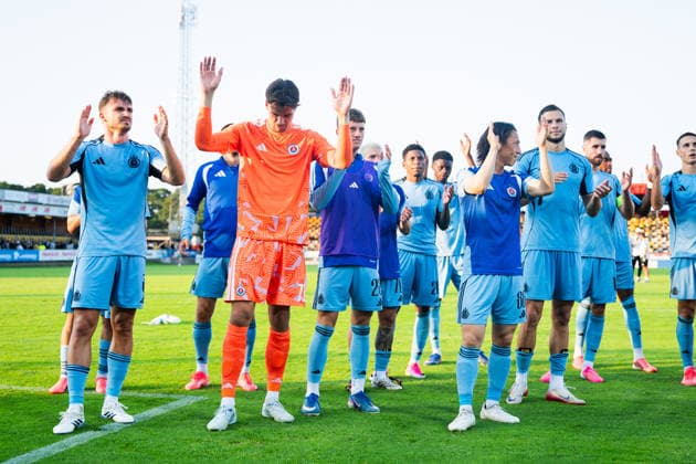 HÄLLEVIK, SVERIGE 20260804 S. Bratislavas spelare jublar efter segern i tisdagens kval till Champions League, omgang 3, match 1 av 2, mellan Mjällby AIF och SK Slovan Bratislava pa Strandvallen. HÄLLEVIK SVERIGE x10760x *** HÄLLEVIK, SWEDEN 20260804 S Bratislava s players celebrate after their victory in Tuesday s Champions League qualifier, Round 3, Match 1 of 2, between Mjällby AIF and SK Slovan Bratislava at Strandvallen, HÄLLEVIK, SWEDEN x10760x  Copyright: xPatricxSöderström TT TTx CHAMPIONS LEAGUE MJÄLLBY-BRATISLAVA