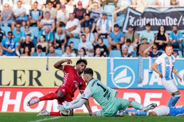 04.08.2026, GER, Regionalliga Nord-Ost, 3. Spieltag, Saison 2026 2027), Chemnitz, Chemnitzer FC - FSV Zwickau Cemal Sezer (FSV Zwickau 19) im Zweikampf gegen David Richter (Chemnitzer FC 1) Chemnitz eins-Stadion - An der Gellertstraße Sachsen Deutschland *** August 4, 2026, GER, Regionalliga Nord Ost, Matchday 3, 2026–2027 Season, Chemnitz, Chemnitzer FC vs. FSV Zwickau; Cemal Sezer of FSV Zwickau 19 in a tackle against David Richter; Chemnitzer FC 1; Chemnitz Eins Stadium; An der Gellertstraße; Saxony; Germany Copyright: xnordphotoxGmbHx xTrienitzx