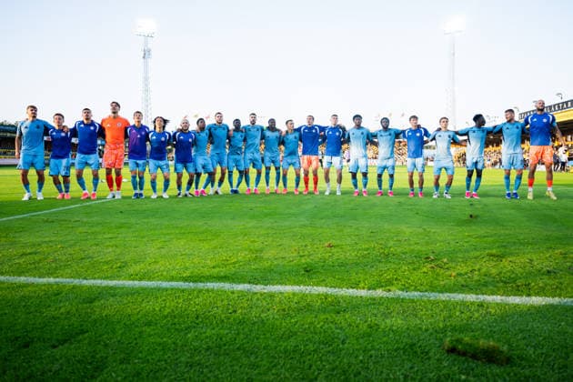 HÄLLEVIK, SWEDEN 20260804 S. Bratislava s players celebrate after the victory in Tuesday s Champions League qualifying round 3, match 1 of 2, between Mjällby AIF and SK Slovan Bratislava at Strandvallen. HÄLLEVIK SWEDEN x10760x *** HÄLLEVIK, SWEDEN 20260804 S Bratislava s players celebrate after their victory in Tuesday s Champions League qualifying round 3, match 1 of 2, between Mjällby AIF and SK Slovan Bratislava at Strandvallen, HÄLLEVIK, SWEDEN x10760x  Copyright: xPatricxSöderström TT TTx CHAMPIONS LEAGUE MJÄLLBY-BRATISLAVA