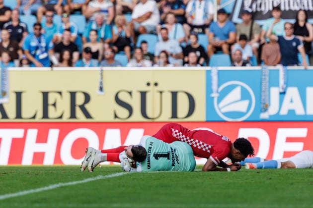 04.08.2026, GER, Regionalliga Nord-Ost, 3. Spieltag, Saison 2026 2027), Chemnitz, Chemnitzer FC - FSV Zwickau Cemal Sezer (FSV Zwickau 19) im Zweikampf gegen David Richter (Chemnitzer FC 1) Chemnitz eins-Stadion - An der Gellertstraße Sachsen Deutschland *** August 4, 2026, GER, Regionalliga Nord Ost, Matchday 3, 2026–2027 Season, Chemnitz, Chemnitzer FC vs. FSV Zwickau; Cemal Sezer of FSV Zwickau 19 in a tackle against David Richter; Chemnitzer FC 1; Chemnitz Eins Stadium; An der Gellertstraße; Saxony; Germany Copyright: xnordphotoxGmbHx xTrienitzx