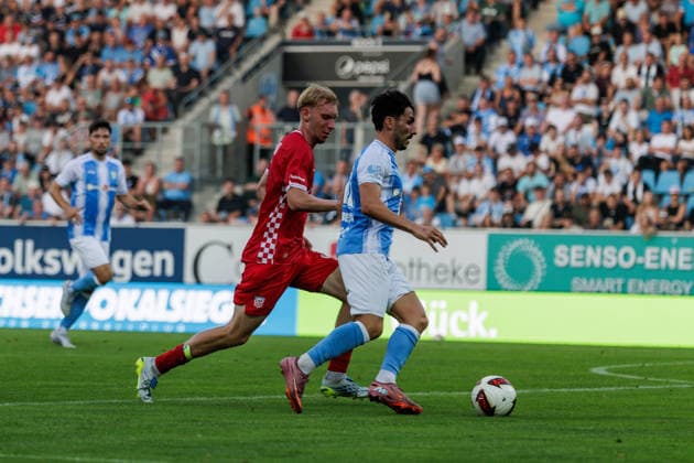 04.08.2026, GER, Regionalliga Nord-Ost, 3. Spieltag, Saison 2026 2027), Chemnitz, Chemnitzer FC - FSV Zwickau Domenico Alberico (Chemnitzer FC 10) uw Josua von Baer (FSV Zwickau 3) Chemnitz eins-Stadion - An der Gellertstraße Sachsen Deutschland *** August 4, 2026, GER, Regionalliga North East, Matchday 3, 2026–2027 season, Chemnitz, Chemnitzer FC vs. FSV Zwickau, Domenico Alberico (Chemnitzer FC) 10, Josua von Baer (FSV Zwickau) 3, Chemnitz Eins Stadium, An der Gellertstraße, Saxony, Germany Copyright: xnordphotoxGmbHx xTrienitzx