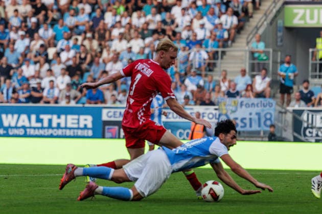 04.08.2026, GER, Regionalliga Nord-Ost, 3. Spieltag, Saison 2026 2027), Chemnitz, Chemnitzer FC - FSV Zwickau Domenico Alberico (Chemnitzer FC 10) uw Josua von Baer (FSV Zwickau 3) Chemnitz eins-Stadion - An der Gellertstraße Sachsen Deutschland *** August 4, 2026, GER, Regionalliga North East, Matchday 3, 2026–2027 season, Chemnitz, Chemnitzer FC vs. FSV Zwickau, Domenico Alberico (Chemnitzer FC) 10, Josua von Baer (FSV Zwickau) 3, Chemnitz Eins Stadium, An der Gellertstraße, Saxony, Germany Copyright: xnordphotoxGmbHx xTrienitzx