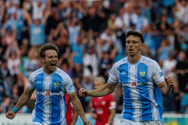 04.08.2026, GER, Regionalliga Nord-Ost, 3. Spieltag, Saison 2026 2027), Chemnitz, Chemnitzer FC - FSV Zwickau David Vogt (Chemnitzer FC 11) jubelt nach dem 3:0 mit Maximilian Fesser (Chemnitzer FC 17) Chemnitz eins-Stadion - An der Gellertstraße Sachsen Deutschland *** August 4, 2026, GER, Regionalliga Nord Ost, Matchday 3, 2026–2027 Season, Chemnitz, Chemnitzer FC vs. FSV Zwickau; David Vogt of Chemnitzer FC 11 celebrates after the 3–0 win with Maximilian Fesser of Chemnitzer FC 17 at Chemnitz Eins Stadium on Gellertstraße, Saxony, Germany Copyright: xnordphotoxGmbHx xTrienitzx