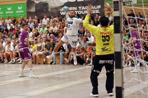 04.08.2026, xovx, Handball Lindencup, HSG Wetzlar - TV Hüttenberg v.l. David Kuntscher (TV Hüttenberg), Nikolaj Laesö (HSG Wetzlar), Yahav Shamir (TV Hüttenberg) Linden Stadthalle Hessen Deutschland (DE) *** August 4, 2026, xovx, Lindencup Handball, HSG Wetzlar vs. TV Hüttenberg: David Kuntscher (TV Hüttenberg), Nikolaj Laesö (HSG Wetzlar), Yahav Shamir (TV Hüttenberg), Linden Stadthalle, Hesse, Germany, DE