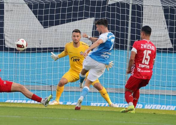 CFC vs FSV Zwickau 04.08.2026 Chemnitz, eins Stadion- An der Gellertstrasse, Fussball, Regionalliga Nordost 2026 2027, 3. Spieltag , CFC, CFC vs FSV Zwickau vlnr: Lucas Hiemann, Tobias Stockinger und Andrej Startsev Chemnitz Sachsen BRD *** CFC vs. FSV Zwickau, August 4, 2026, Chemnitz, eins Stadium on Gellertstrasse, Sports, Soccer, Northeast Regional League 2026–2027, Matchday 3, CFC, CFC vs. FSV Zwickau (from left to right): Lucas Hiemann, Tobias Stockinger, and Andrej Startsev, Chemnitz, Saxony, Germany