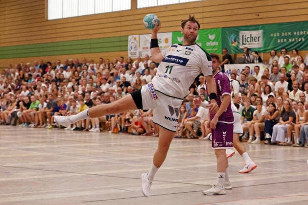 04.08.2026, xovx, Handball Lindencup, HSG Wetzlar - TV Hüttenberg v.l. Petter Överby (HSG Wetzlar), David Kuntscher (TV Hüttenberg) Linden Stadthalle Hessen Deutschland (DE) *** August 4, 2026, xovx, Lindencup Handball Tournament, HSG Wetzlar vs. TV Hüttenberg, Petter Överby (HSG Wetzlar), David Kuntscher (TV Hüttenberg), Linden Stadthalle, Hesse, Germany, DE