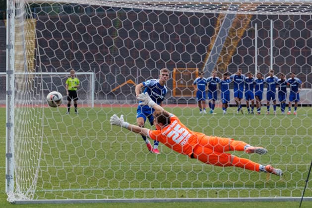 Alessio Hasler (5, FV Illertissen) verschießt den Elfmeter beim Spiel zwischen TSV Schwaben Augsburg v FV Illertissen, Fussball, Herren, Toto-Pokal, 2026 2027, 1.Spieltag am 04.08.2026 in Augsburg, Rosenaustadion. Bayern Deutschland *** Alessio Hasler 5, FV Illertissen misses the penalty kick in the match between TSV Schwaben Augsburg and FV Illertissen, Soccer, Men s, Toto Cup, 2026–2027, Matchday 1 on August 4, 2026, in Augsburg, Rosenaustadion, Bavaria, Germany