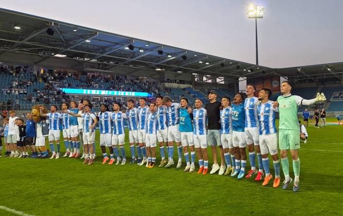 CFC vs FSV Zwickau 04.08.2026 Chemnitz, eins Stadion- An der Gellertstrasse, Fussball, Regionalliga Nordost 2026 2027, 3. Spieltag , CFC, CFC vs FSV Zwickau Die Mannschaft des CFC feiert ihren Sieg vor der Südkurve. Chemnitz Sachsen BRD *** CFC vs. FSV Zwickau, August 4, 2026, Chemnitz, Eins Stadium on Gellertstrasse, Sports, Soccer, Northeast Regional League 2026–2027, Matchday 3, CFC, CFC vs. FSV Zwickau The CFC team celebrates its victory in front of the South Stand in Chemnitz, Saxony, Germany