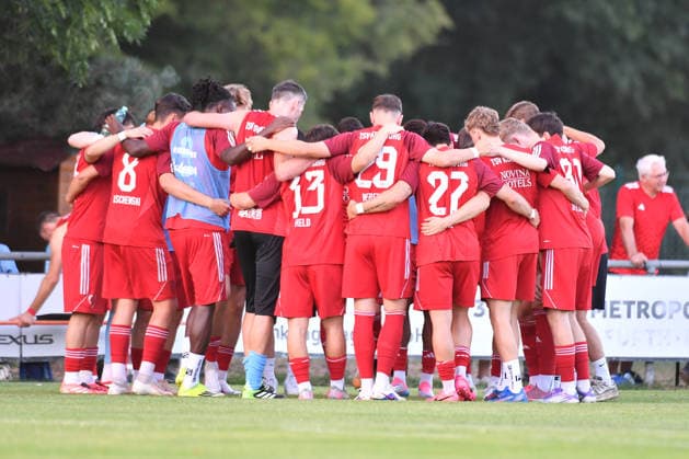 04.08.2026 - Fussball - Saison 2026 2027 - BFV - Toto-Pokal : TSV Kornburg - SpVgg Bayreuth - OGo - xogox - Mannschaft Team vor Spielbeginn *** August 4, 2026 Soccer Season 2026–2027 BFV Toto Cup TSV Kornburg vs. SpVgg Bayreuth OGo xogox Team before kickoff