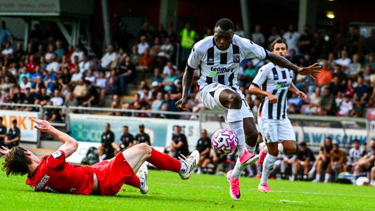 04.08.2026, GER, Fußball, Herren,Toto-Pokal Bayern, Saison 2026 2027, FC Memmingen vs FC Ingolstadt 04 Timo Schmidt (Memmingen, 4), Obed Chidindu Ugondu (Ingolstadt, 17) Memmingen e-con ArenaPark Bayern Deutschland *** August 4, 2026, GER, Soccer, Men s, Bavarian Toto Cup, 2026–2027 Season, FC Memmingen vs. FC Ingolstadt 04 Timo Schmidt, Memmingen, 4; Obed Chidindu Ugondu, Ingolstadt, 17; Memmingen at ArenaPark, Bavaria, Germany Copyright: xNordphotox xHafnerx
