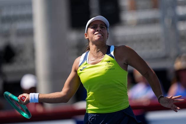 WTA, Tennis Damen Masters 1000 National Bank Open Toronto 2026 - Round of 64 - Day 4 JÃ ssica Bouzas Maneiro of Spain plays a forehand during the Women™s Singles round of 64 match against Elina Svitolina of Ukraine on day 4 of the WTA Masters 1000 National Bank Open at Sobeys Stadium on August 4, 2026, in Toronto, Canada. (Photo by Leonardo Ramirez Eyepix Group) Copyright: xLeonardoxRamirezx xEyepixxGroupx LR_04082026_07923