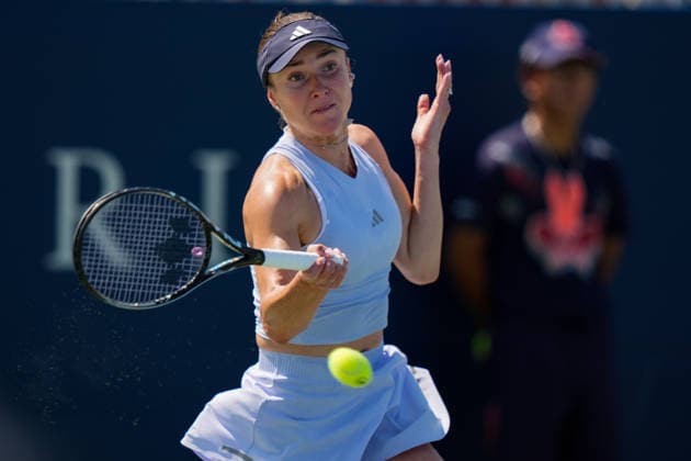 WTA, Tennis Damen Masters 1000 National Bank Open Toronto 2026 - Round of 64 - Day 4 Elina Svitolina of Ukraine plays a forehand during the Women™s Singles round of 64 match against JÃ ssica Bouzas Maneiro of Spain on day 4 of the WTA Masters 1000 National Bank Open at Sobeys Stadium on August 4, 2026, in Toronto, Canada. (Photo by Leonardo Ramirez Eyepix Group) Copyright: xLeonardoxRamirezx xEyepixxGroupx LR_04082026_07954