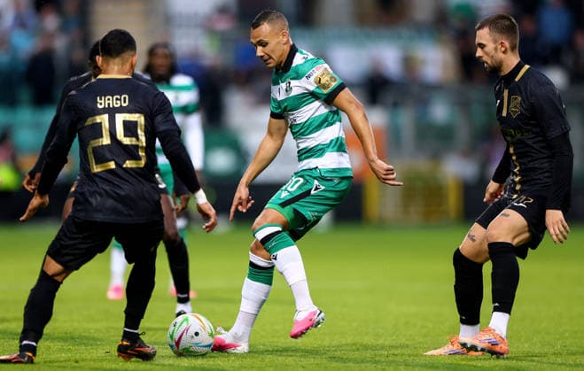 UEFA Europa League Third Qualifying Round First Leg, Tallaght Stadium, Dublin 4 8 2026 Shamrock Rovers vs KF Egnatia Shamrock Rovers Graham Burke comes up against Andrey Yago of KF Egnatia Graham Burke comes up against Andrey Yago 4 8 2026  Copyright: xx JR1W5838