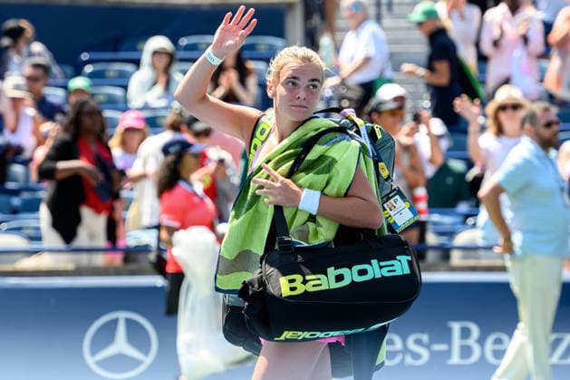 August 4, 2026, Toronto, Ontario, Canada: SARA BEJLEK of the Czech Republic acknowledges the crowd after her second-round match against Iga Swiatek of Poland at the National Bank Open, part of the Hologic WTA, Tennis Damen Tour, at Sobeys Stadium. Toronto Canada - ZUMAr228 20260804_znp_r228_021 Copyright: xVasiliyxRyabykhx