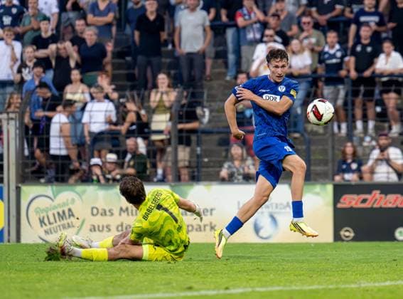 Fussball, Herren, Saison 2026 2027, Regionalliga Nordost (3. Spieltag), SV Babelsberg 03 - VSG Altglienicke, Jonas Saliger (Altglienicke) erzielt das Tor zum 2:1 gegen Torhüter Maximus Babke (Babelsberg), 04.08. 2026, *** Soccer, Men s, 2026–2027 Season, Regionalliga Northeast, Matchday 3, SV Babelsberg 03 vs. VSG Altglienicke; Jonas Saliger of Altglienicke scores the goal to make it 2–1 past Babelsberg goalkeeper Maximus Babke, August 4, 2026, Copyright: xSebastianxRäppold MatthiasxKochx