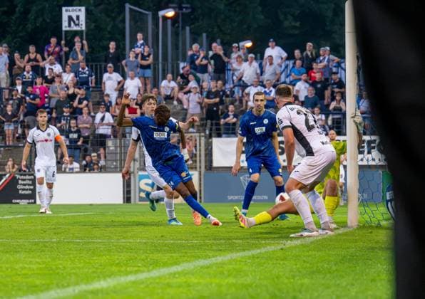 Fussball, Herren, Saison 2026 2027, Regionalliga Nordost (3. Spieltag), SV Babelsberg 03 - VSG Altglienicke, v.l. Sydney Mohamed Sylla (Altglienicke) erzielt das Tor zum 2:2 gegen Gordon Büch (Babelsberg) und Torhüter Maximus Babke (Babelsberg), 04.08. 2026, *** Soccer, Men s, 2026–2027 Season, Northeast Regional League, Matchday 3, SV Babelsberg 03 vs. VSG Altglienicke; from left: Sydney Mohamed Sylla (Altglienicke) scores the goal to tie the game 2–2 against Gordon Büch (Babelsberg) and goalkeeper Maximus Babke (Babelsberg), August 4, 2026, Copyright: xSebastianxRäppold MatthiasxKochx
