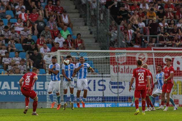 04.08.2026, GER, Regionalliga Nord-Ost, 3. Spieltag, Saison 2026 2027), Chemnitz, Chemnitzer FC - FSV Zwickau Philipp Harant (FSV Zwickau 26) mit einem Freistoß Chemnitz eins-Stadion - An der Gellertstraße Sachsen Deutschland *** August 4, 2026, GER, Regionalliga North East, Matchday 3, 2026–2027 season, Chemnitz, Chemnitzer FC vs. FSV Zwickau; Philipp Harant (FSV Zwickau) scored the 26th goal with a free kick; Chemnitz 1 Stadium, An der Gellertstraße, Saxony, Germany Copyright: xnordphotoxGmbHx xTrienitzx