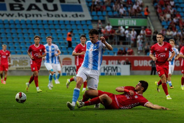04.08.2026, GER, Regionalliga Nord-Ost, 3. Spieltag, Saison 2026 2027), Chemnitz, Chemnitzer FC - FSV Zwickau David Vogt (Chemnitzer FC 11) im Zweikampf gegen Andrey Startsev (FSV Zwickau 15) Chemnitz eins-Stadion - An der Gellertstraße Sachsen Deutschland *** August 4, 2026, GER, Regionalliga Nord Ost, Matchday 3, 2026–2027 Season, Chemnitz, Chemnitzer FC vs. FSV Zwickau; David Vogt (Chemnitzer FC, No. 11) in a tackle against Andrey Startsev (FSV Zwickau, No. 15); Chemnitz Eins Stadium, An der Gellertstraße, Saxony, Germany Copyright: xnordphotoxGmbHx xTrienitzx